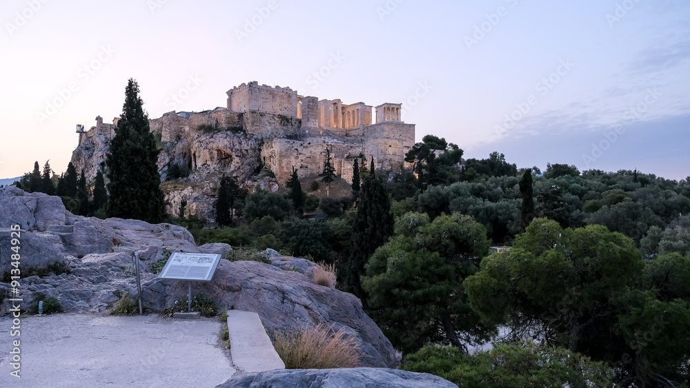Foto de Sunrise view of the Acropolis of Athens, a historic fortress on ...