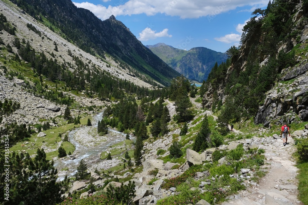 Φωτογραφία Beautiful scenery of Pyrennes National Park on tourist trail GR10 from lake Lac de Gaube to Refuge des Oulettes de Gaube