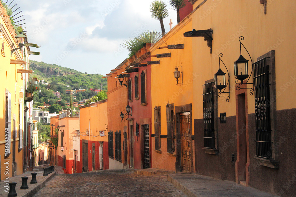 Fototapeta premium Streets of San Miguel de Allende, Guanajuato, a colonial city in Mexico famous for its architecture, restaurants and cultural festivals