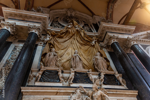 Obraz na płótnie Statue on sarcophagus of Venice doge in Basilica dei Santi Giovanni e Paolo