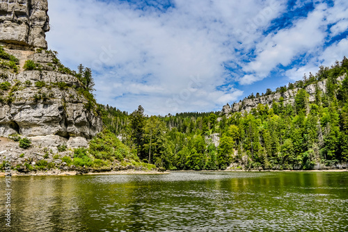 Les Brenets, le lac des Brenets, Felsen, Felswände, Doubs, Fluss, Le Locle, Bootsfahrt, Ausflug, le Saut-du-Doubs, Jura, Juramassiv, Fischer, Sommer, Kanton Neuenburg, Schweiz photo