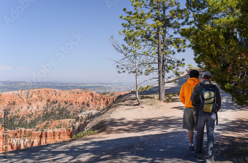 Obraz na płótnie Tourists walking on Bryce Canyon Rim Trail. Bryce Canyon National Park. Utah. USA. w salonie