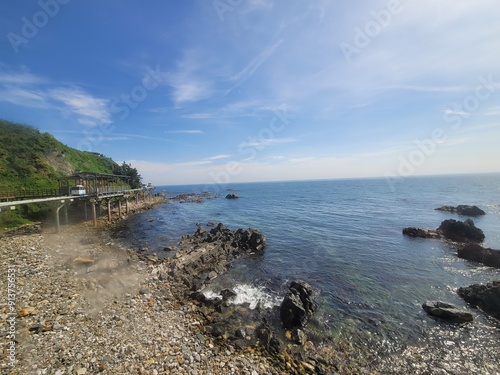 바다 하늘 섬 해안 구름 파란하늘 해안가 모래사장 바위 기암괴석