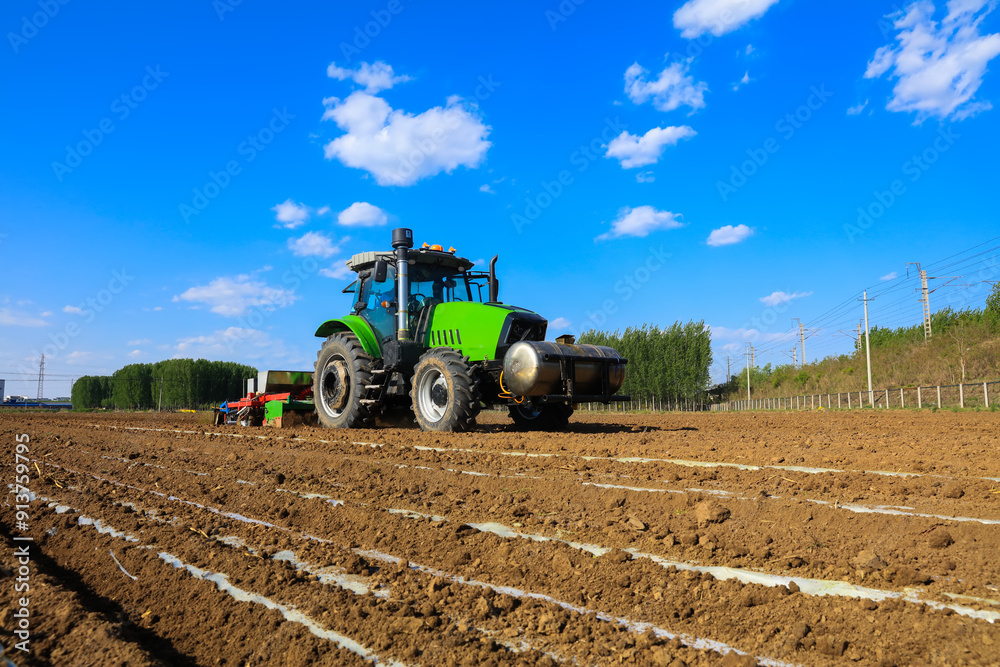 Obraz premium In spring, farmers use farm machinery to grow peanuts