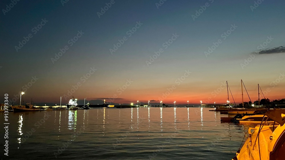 Fototapeta premium Nea Moudania Hafen bei Nacht