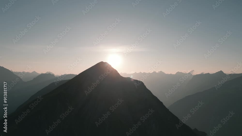Bergmassiv im Sonnenuntergang