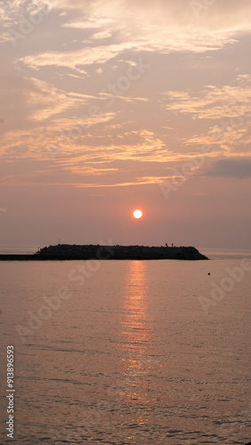 朝日登る海