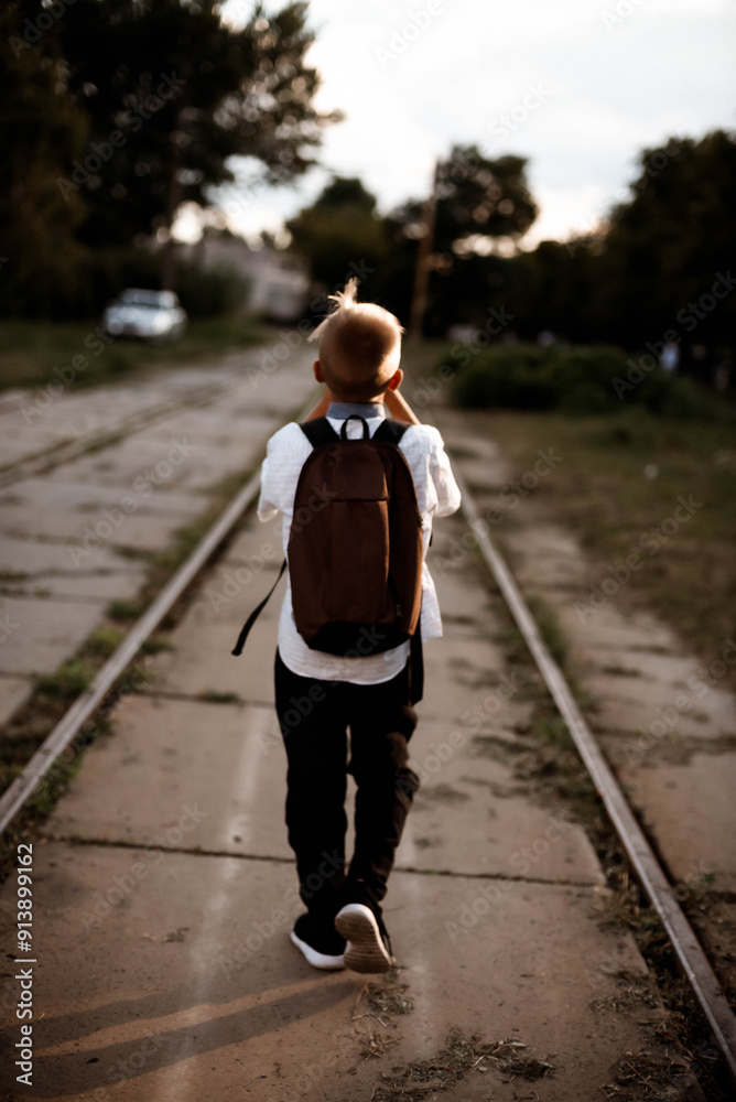 Obraz premium person walking on railroad tracks