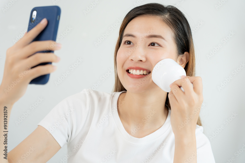 beautiful Asian women use tools to tighten their pores. Healthy faces. Facial care and treatment. Skin advertising. Face cream, anti wrinkle, baby face, whitening, moisturizing, pore tightening serum beautiful Asian women use tools to tighten their pores. Healthy faces. Facial care and treatment. Skin advertising. Face cream, anti wrinkle, baby face, whitening, moisturizing, pore tightening serum