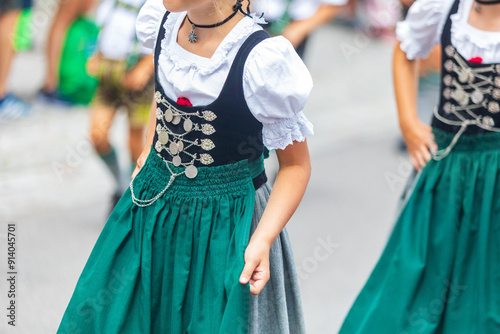 Bild auf Leinwand Tracht - Dirndel - Umzug - Mädchen - Frau - Allgäu