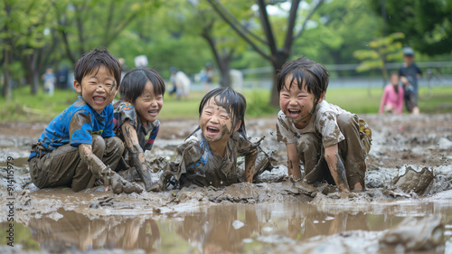 夏の大雨の後、泥遊びをする日本の子供たち photo