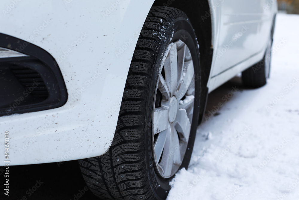 Naklejka premium white car in the snow, car wheel in the snow