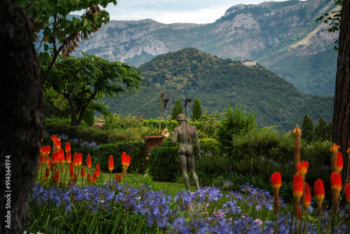 Obraz na płótnie Scenic Mountain Garden with Vibrant Flowers and Stone Statue, Terrace of Infinity, Gardens of Villa Cimbrone villa in ravello w salonie