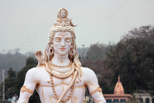 Photos Portrait of Shiva meditating on the banks of the Ganges