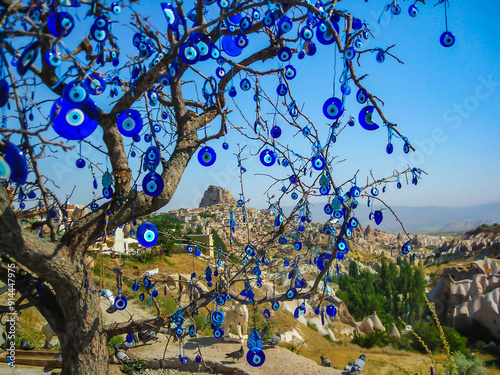 Foto Göreme National Park and the Rock Sites of Cappadocia seen seen through the tree