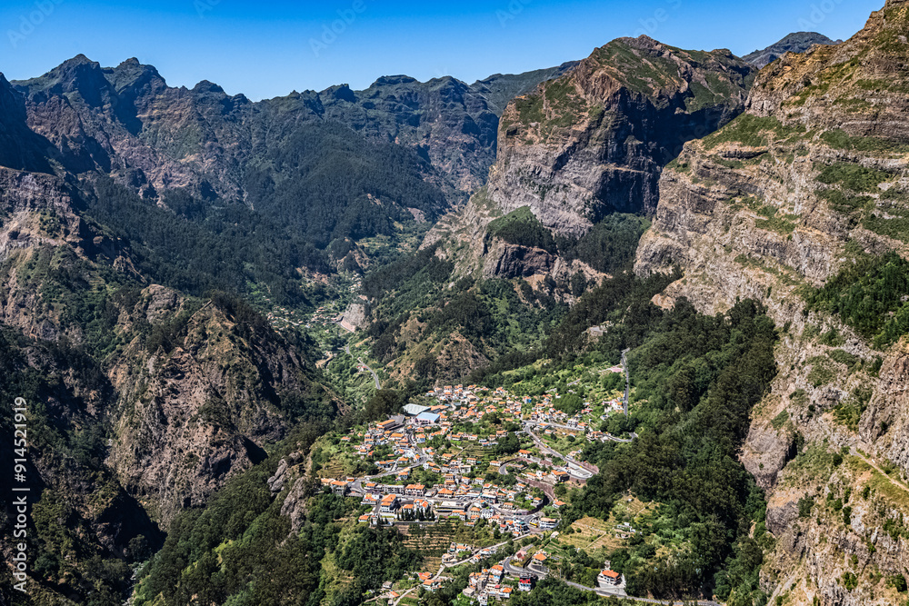 Curral das Freiras - Miradouro Eira do Serrado - Madeira Curral das Freiras - Miradouro Eira do Serrado - Madeira