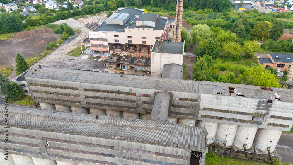 Obraz premium Drone photography of old abandoned factory during summer day