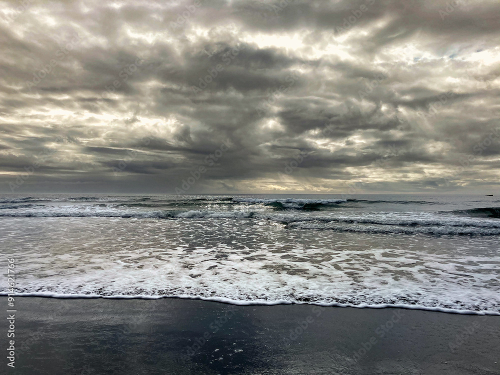 Fototapeta premium A Stormy Cloudy Sky Over The Calm Waves On The Ocean Of Kalaloch In Washington State