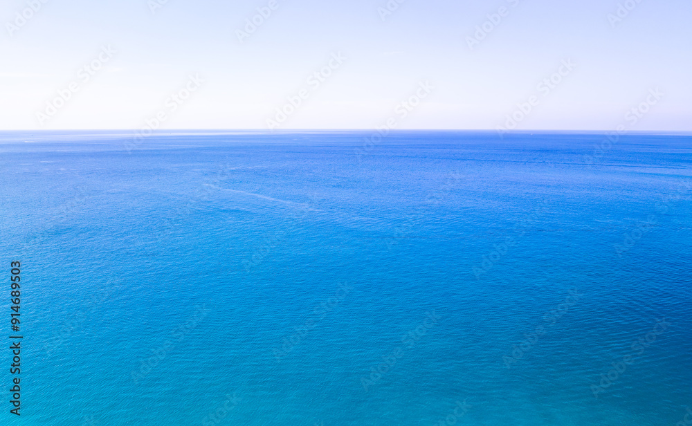 Obraz premium Beautiful sea beach and waves texture in sunny summer day background