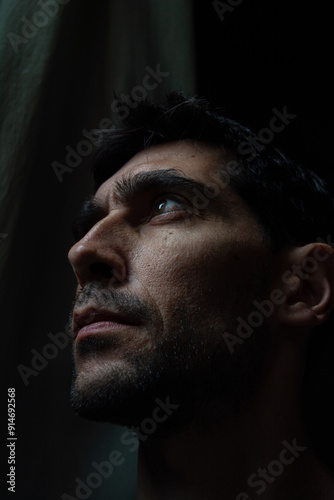 Tablou pe pânză rostro pensativo con mirada lateral sobre fondo de cortinas blancas yoscuras
