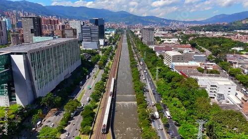Video aéreo sobre el río Medellin, en el que aprecian grandes avenidas, autopistas, puentes y  el desarrollo de la ciudad de Medellín.