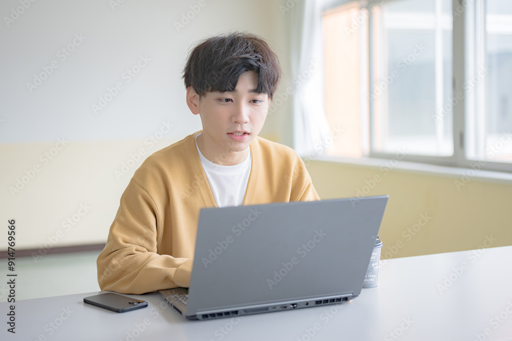 PCとスマホと珈琲と若い男性 PCとスマホと珈琲と若い男性