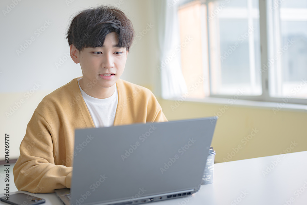 PCとガッツポーズする爽やかな男性