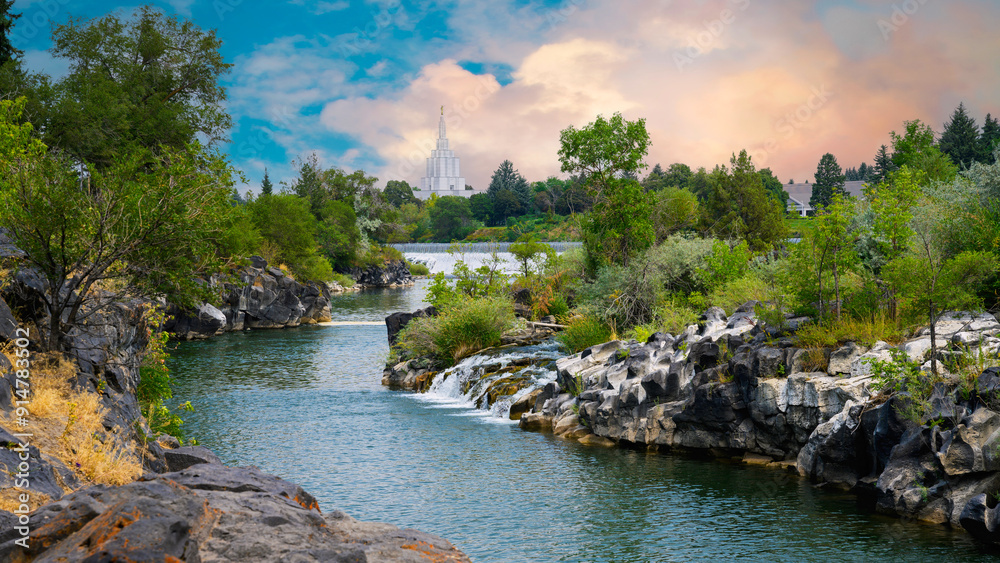 Obraz premium The Heart of Idaho Falls over the Snake River Waterfront in Bonneville County, Idaho, USA: The beauty of the waterfalls flowing through the center of town