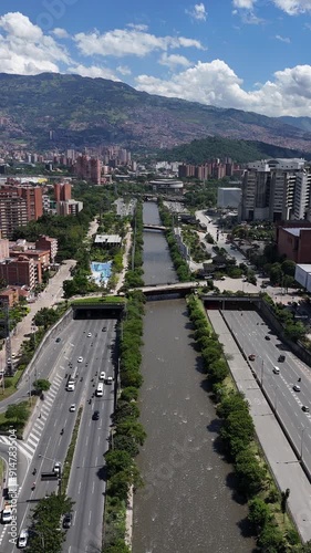 Video aéreo sobre el río Medellin, en el que aprecian grandes avenidas, autopistas, puentes, grandes escenarios de ciudad y es notorio el alto tráfico vehicular en ese momento. photo