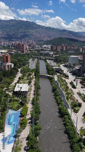 Video aéreo sobre el río Medellin, en el que aprecian grandes avenidas, autopistas, puentes, grandes escenarios de ciudad y es notorio el alto tráfico vehicular en ese momento. photo