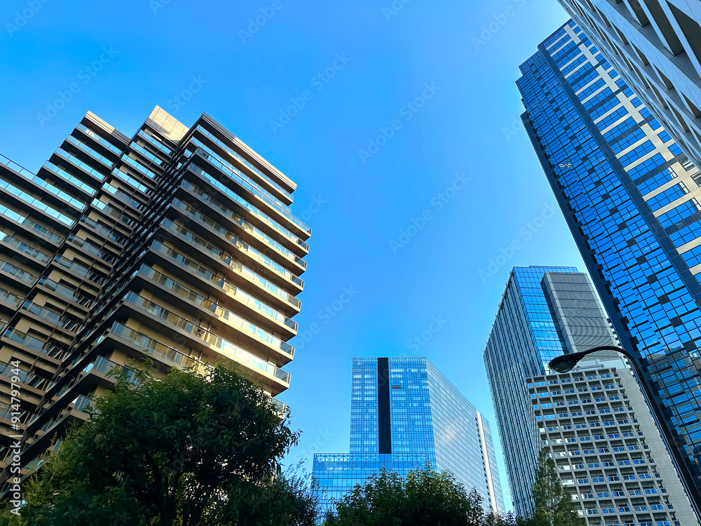 都会の高層マンションと青空、昼、見上げ 都会の高層マンションと青空、昼、見上げ
