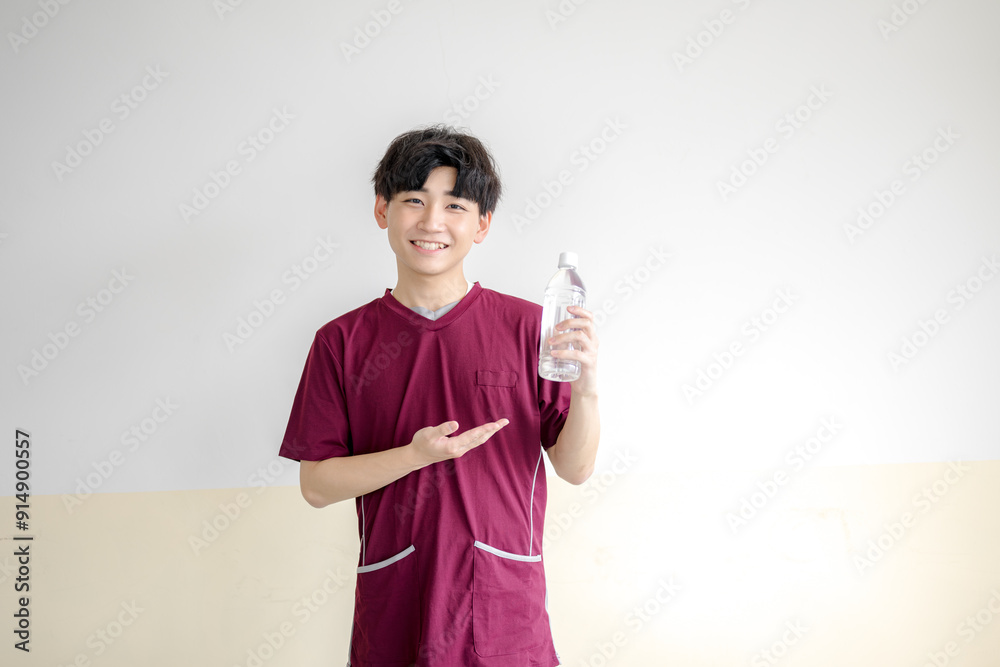 水をすすめる男性 水をすすめる男性
