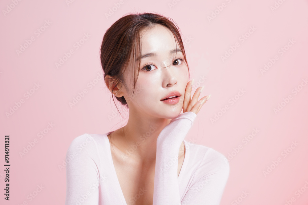 ピンク背景で撮影をした若い女性のキャッチーなビューティー ポートレート ピンク背景で撮影をした若い女性のキャッチーなビューティー ポートレート