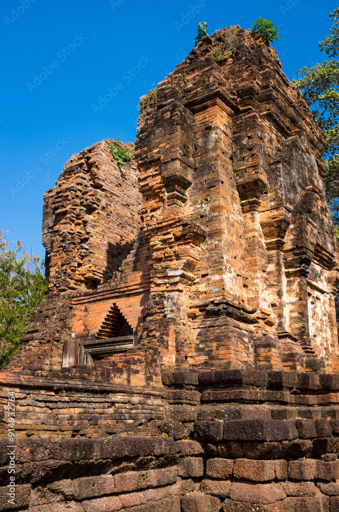 Fototapeta premium a ruin buddhist temple in Lop Buri