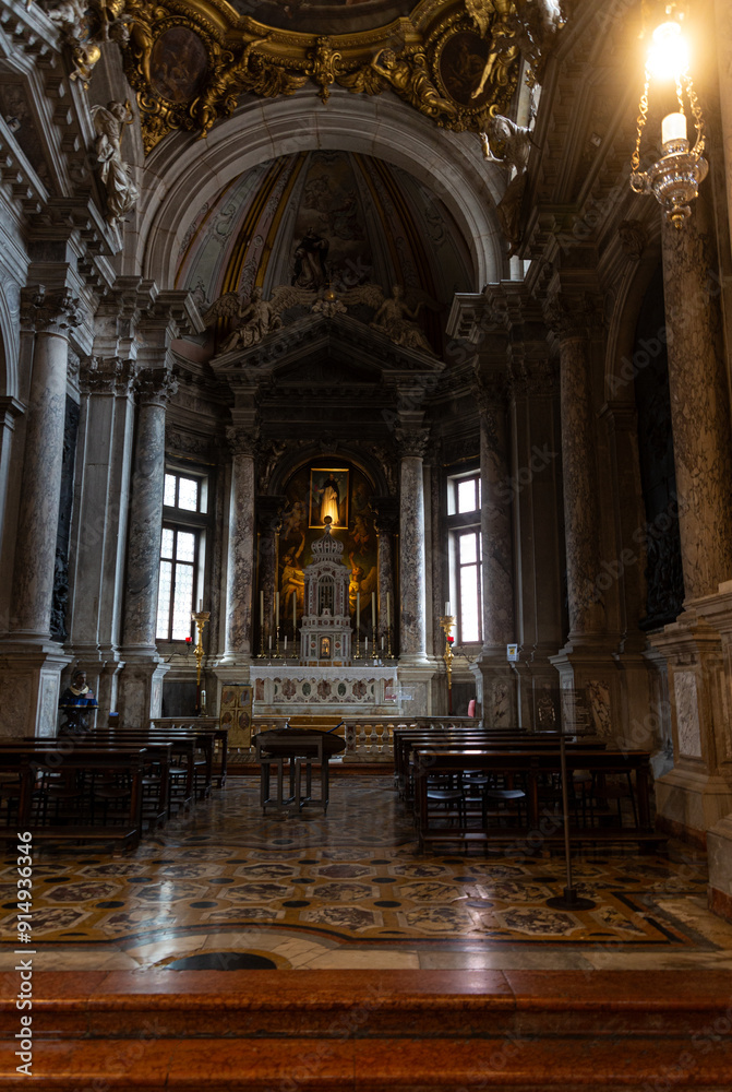 Fototapeta premium Interior of Basilica dei Santi Giovanni e Paolo