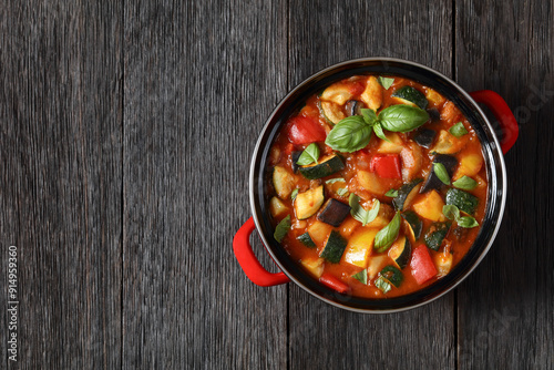 Εκτύπωση καμβά hearty italian vegetable stew in red pot, top view