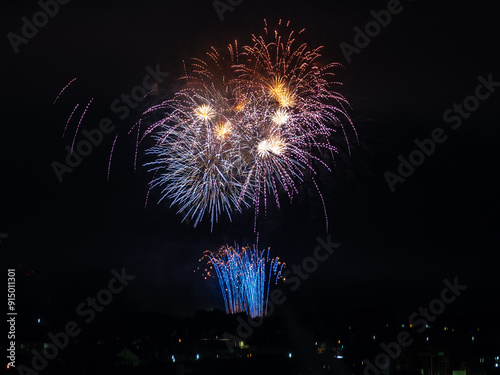 夏の終わりの夜空に上がる多彩な花火