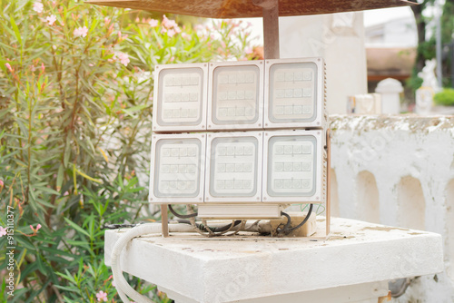 Φωτογραφία A large rectangular LED floodlight setting under the roof at park of a country side