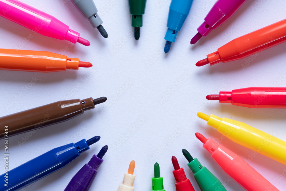 Naklejka premium 並んでいるカラフルなサインペン