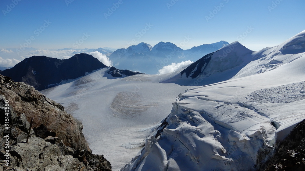 Obraz premium Blick über den Riedgletscher... in der Ferne sieht man das Weissmies 4017m, Lagginhorn 4010m und das Fletschhorn 3985m... rechts im Bild sit noch das Ulrichshorn mit 4924m