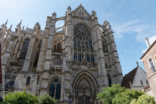 Façade nord de la cathédrale St-Pierre de Beauvais département de l'Oise - France  photo