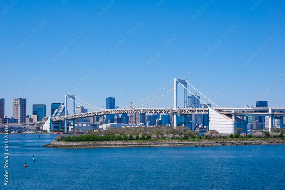 Fototapeta premium お台場海浜公園の展望デッキからレインボーブリッジ（東京都港区）