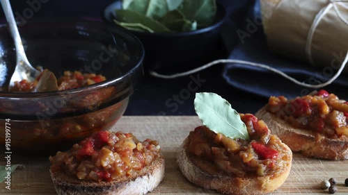 Zacusca, cibo rumeno. Fette di pane con crema di verdure, melanzane arrostite, cipolle, concentrato di pomodoro e peperoni rossi arrostiti. Cibo autunnale e vegetariano.