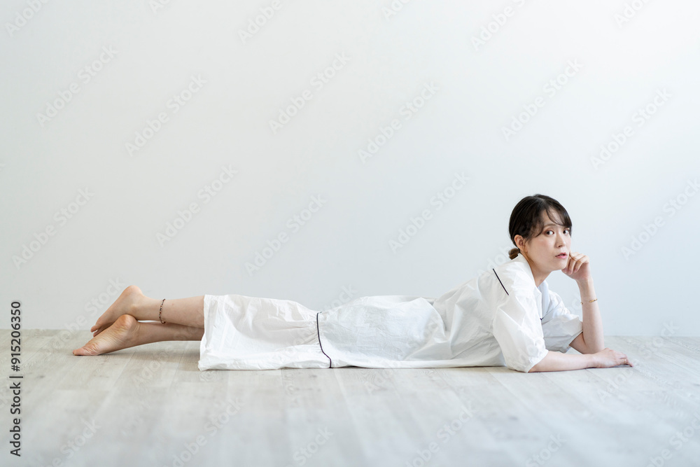 くつろぐ女性 くつろぐ女性