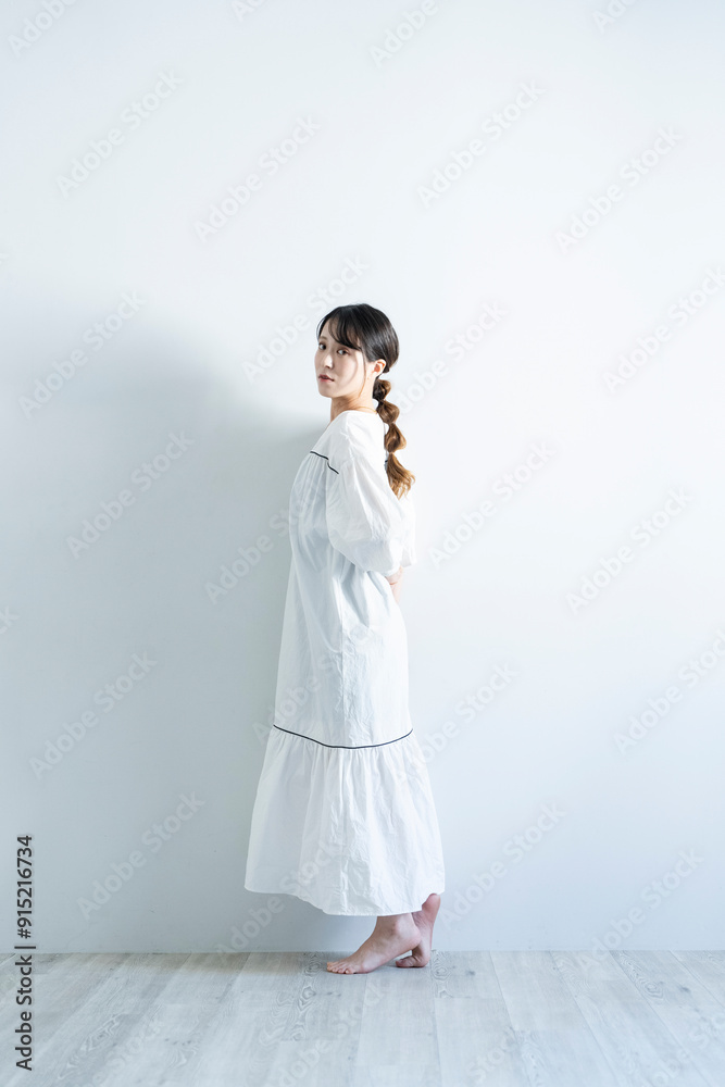 白い服を着た女性 白い服を着た女性
