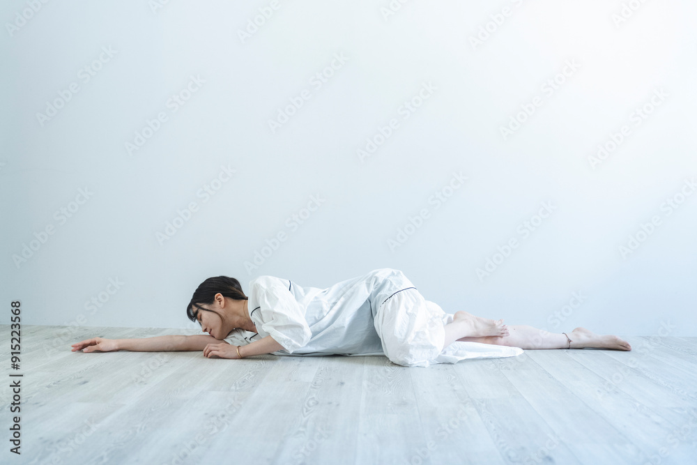 Fototapeta premium 白い服を着た女性