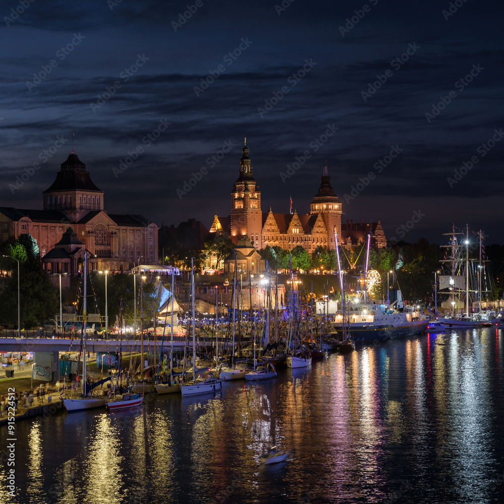 Obraz premium PORT CITY AT NIGHT - Sailing boats at representative quay of the port city