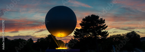 Tableau sur toile Panorama sur la vasque olympique allumée au sol devant le coucher de soleil, dan