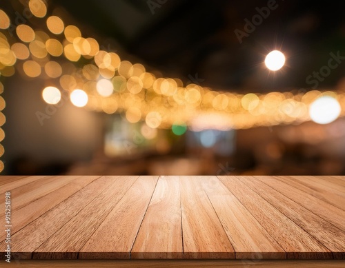 Primer plano mesa o tabla de madera en un restaurante con fondo nocturno con luz tenue y cálida y luces amarillas desenfocadas photo