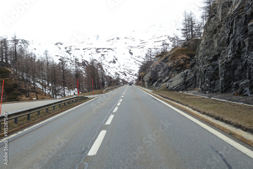Ligne droite sur la route du col du Simplon
